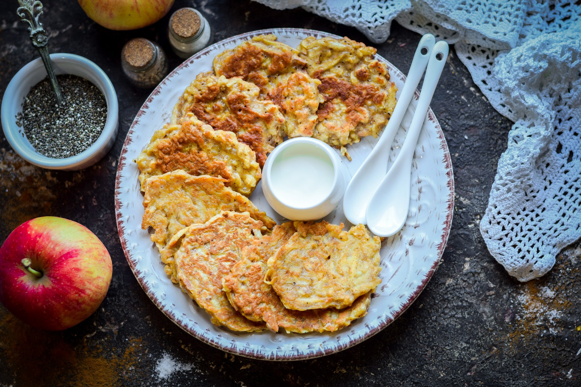 Драники из яблок с корицей