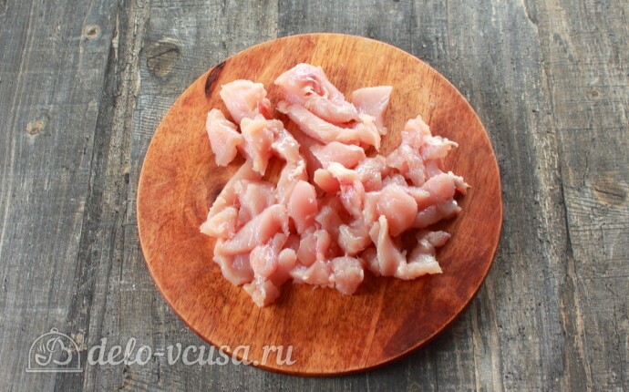 Режем куриное филе небольшими кусочками