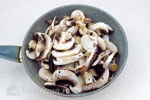 Кладем грибы на разогретую сковороду