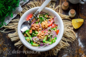 Овощной салат с грецкими орехами готов