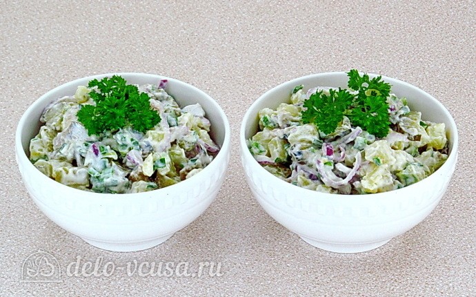 Картофельный салат с килькой и соленым огурцом готов