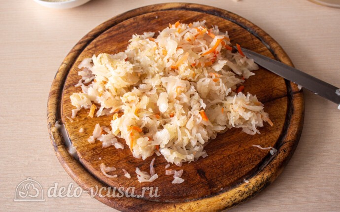 квашеную капусту отжимаем и измельчаем ножом