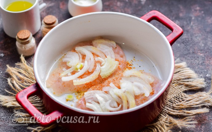 Нарезаем лук и посыпаем им птицу