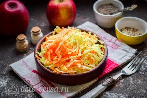 Легкий салат из савойской капусты и яблок готов