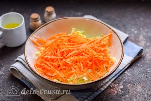 Натираем морковь на терке для корейской моркови