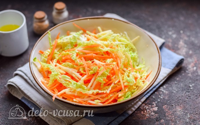 Заправляем салат и перемешиваем