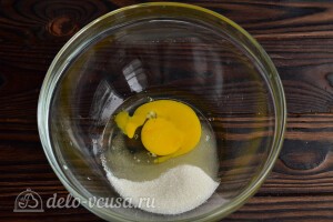 Соединяем яйцо с солью и сахаром