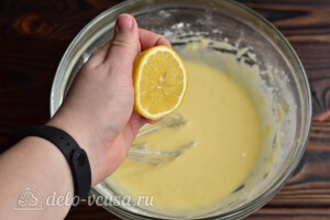 Добавляем лимонный сок и цедру в тесто