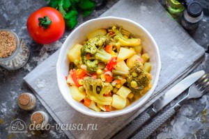 овощное рагу с брокколи и картошкой готово