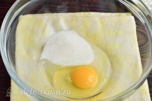 Соединяем яйцо и сахар
