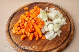 Морковь и лук режем кубиками