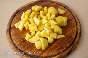 Картошку режем кубиками