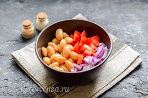 Соединяем овощи в салатнике
