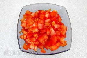 Очищаем томаты от шкурки и режем их кубиками