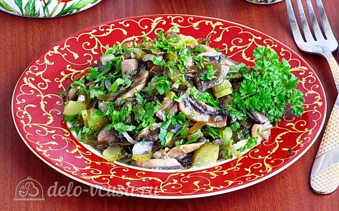 Рецепт салат из морской капусты с солёными огурцами и шампиньонами