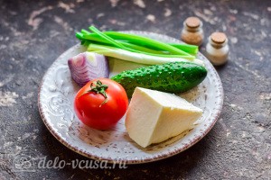 Салат с адыгейским сыром, помидорами и огурцом: Ингредиенты