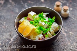 Заправляем салат лимонным соком и специями