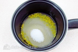 Соединяем лимонный сок и цедру с сахаром