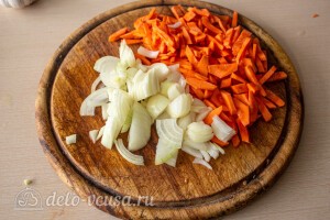 Режем морковь и лук
