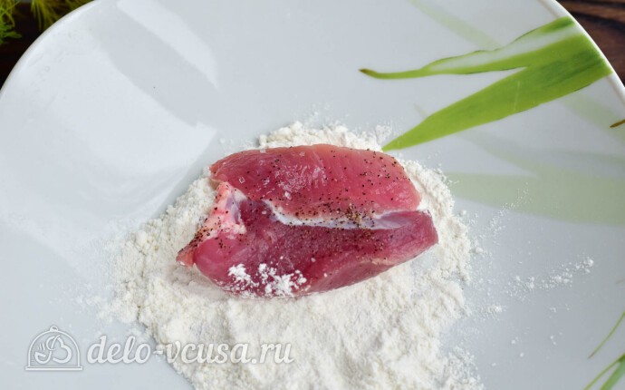 Обваливаем мясо в муке Обваливаем мясо в муке