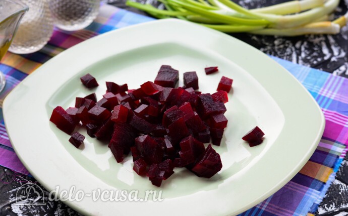 Режем кубиками вареную свеклу