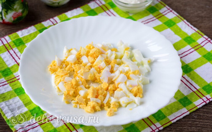Вареные яйца режем кубиками Вареные яйца режем кубиками