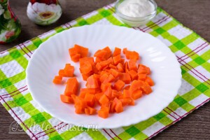 Режем вареную морковь