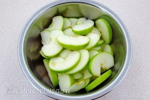 Нарезаем яблоки тонкими ломтиками