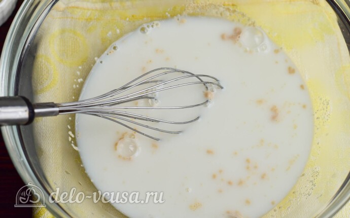 Добавляем теплое молоко