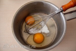 Соединяем яйца, соль и сахар