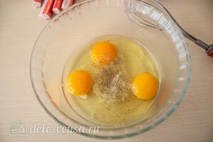 Взбиваем яйца с солью