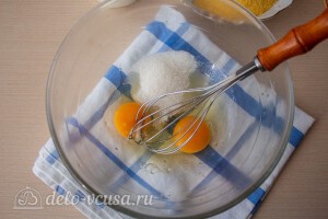 Взбиваем яйца с солью и сахаром
