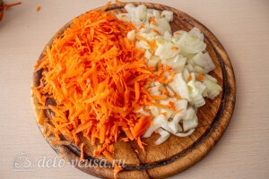 Режем лук и трем морковь