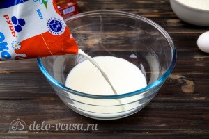 Выливаем молоко в миску