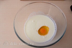 Добавляем к теплому кефиру яйцо