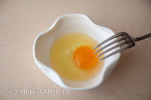 Взбиваем яйцо для смазывания сосисок