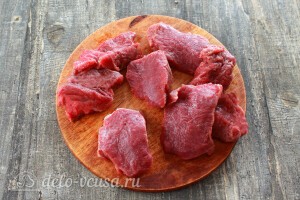 Разрезаем мясо порционными кусками