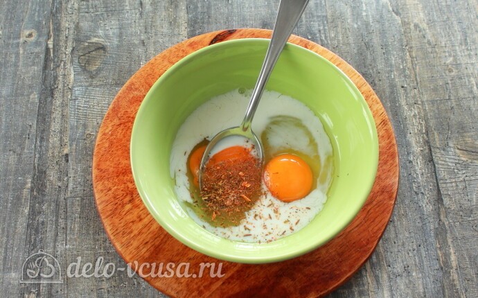 Соединяем яйца и сливки