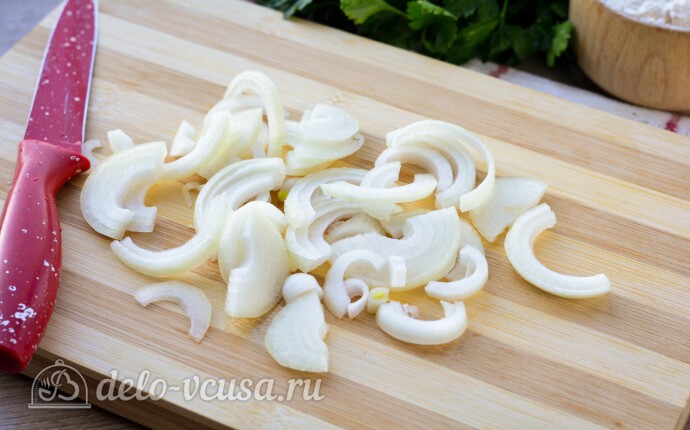 Режем лук полукольцами