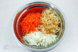Соединяем морковь, редьку и квашеную капусту