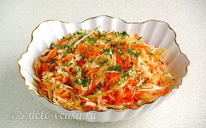 Постный салат из редьки с квашеной капустой готов