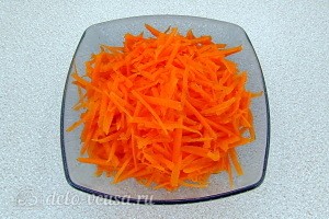 Морковь чистим и трем на терке