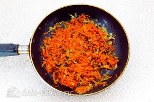Обжариваем морковь по мягкости
