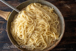 Добавляем готовые спагетти