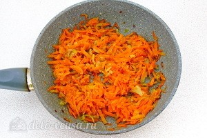 Обжариваем морковь до мягкости