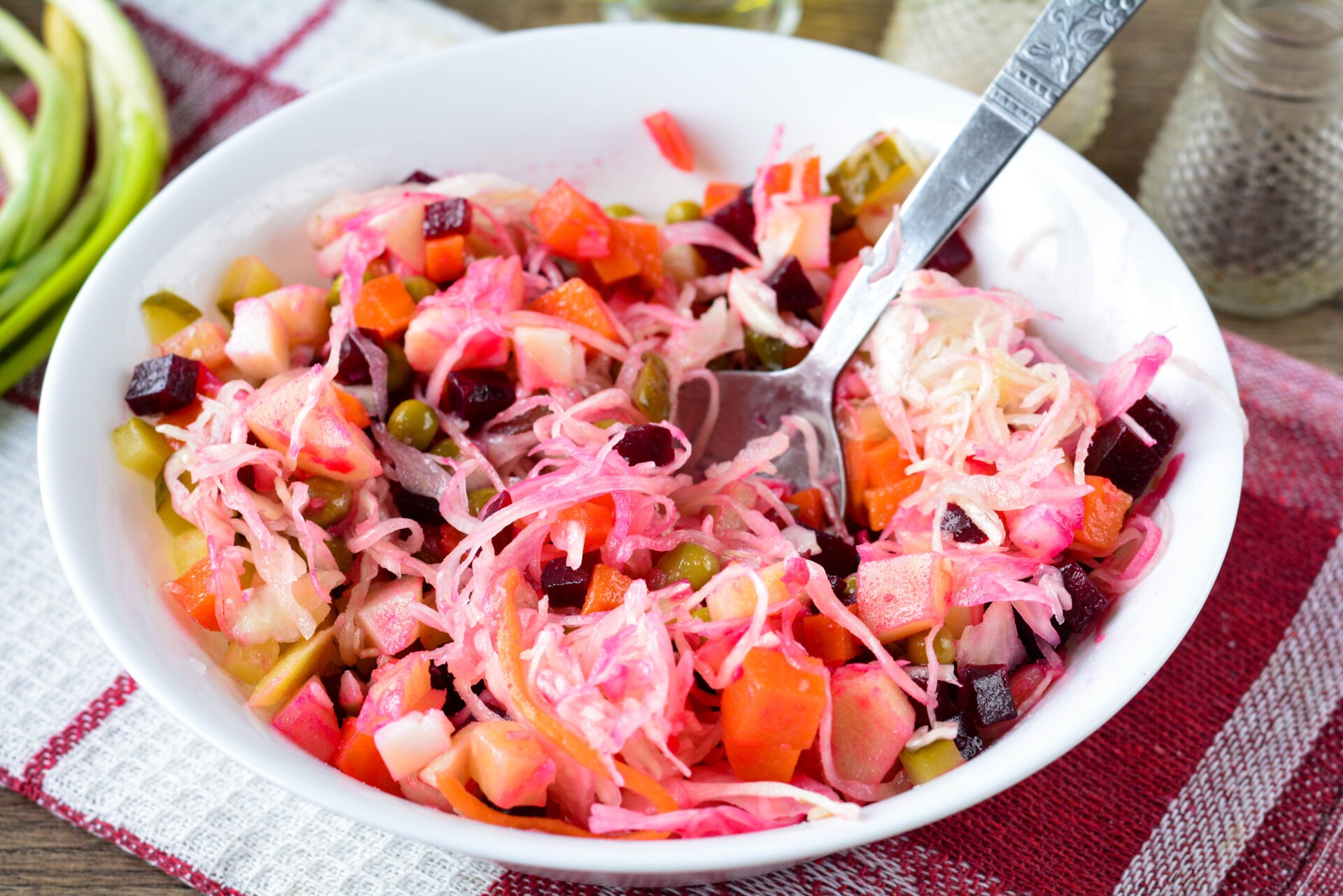 Винегрет с соленой капустой и горошком. Винегрет с горохом и квашеной капустой. Винегрет с квашеной капустой ресторан. Винегрет с квашеной капустой и репой. Винегрет с квашеной капустой 7 рецептов приготовления.