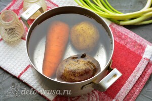 Варим картошку, свеклу и морковь в мундирах до готовности