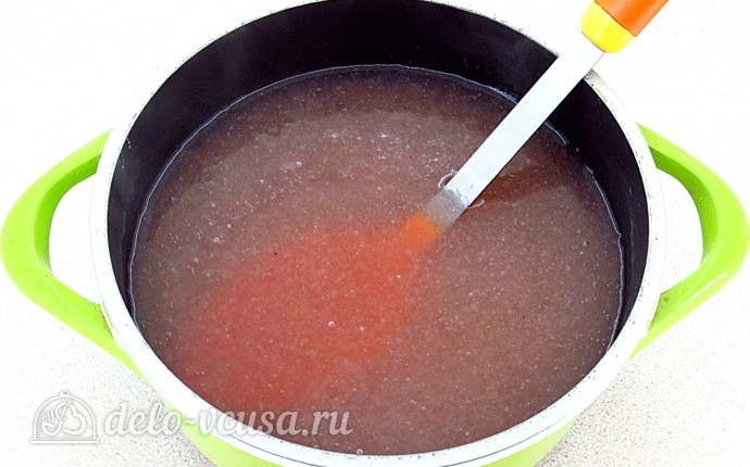 Кипятим клюквенно-яблочную смесь и вводим крахмал Кипятим клюквенно-яблочную смесь и вводим крахмал