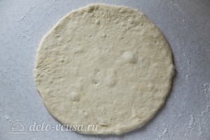 Раскатываем тесто в лепешку