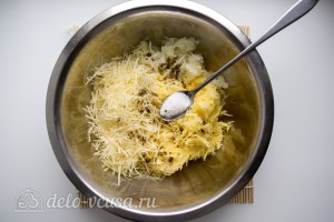 Соединяем сыр, картофель и лук, добавляем по вкусу соль